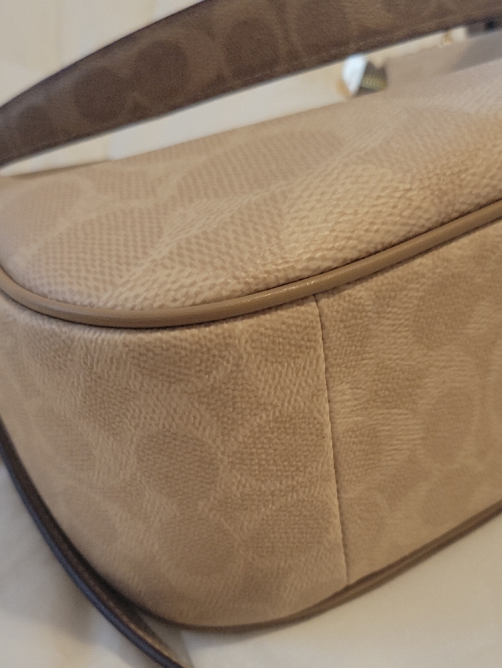 Like New Signature Coach Teri Hobo - Picture 9 of 13